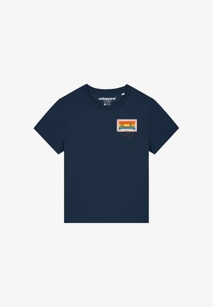 T-shirt en coton bleu marine avec un graphique d'une cassette audio colorée sur le côté gauche de la poitrine. Manches courtes et col rond.