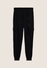 Pantaloni cargo neri con vestibilità rilassata, vita elastica e polsini a gamba affusolata. Presentano due tasche cargo laterali e una texture del tessuto liscia.