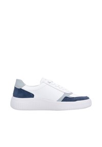 Sneaker low-top in pelle bianca con pannelli in suede blu navy, lacci bianchi e suola in gomma bianca spessa su sfondo bianco.