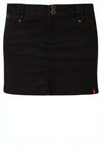 Musta farkkuhame, jossa on istuva muotoilu, kaksi etupainiketta, vyölenkit ja punainen logotunnus takana. Sileä pinta, polven mittainen.