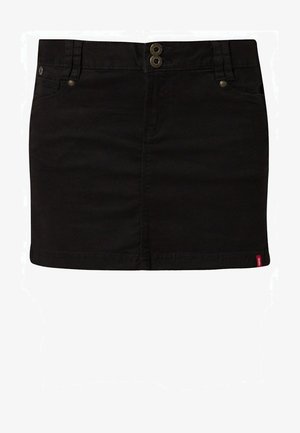 Falda de mezclilla negra con un diseño ajustado, dos botones en la parte delantera, trabillas para cinturón y una etiqueta de logo roja en la parte trasera. Textura suave, hasta la rodilla.