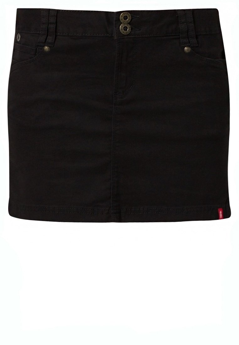 Musta farkkuhame, jossa on istuva muotoilu, kaksi etupainiketta, vyölenkit ja punainen logotunnus takana. Sileä pinta, polven mittainen.