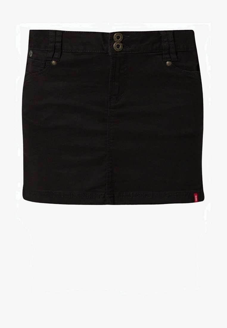 Musta farkkuhame, jossa on istuva muotoilu, kaksi etupainiketta, vyölenkit ja punainen logotunnus takana. Sileä pinta, polven mittainen.