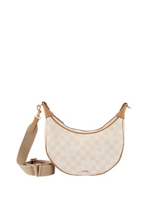 Beige og tan halvmåneformet crossbody-taske med ternet mønster, justerbar bred rem og guldfarvede spænder og lynlåse.