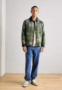 Scotch & Soda PHOTO PRINTED COACH JACKET - Suvejakk - khaki