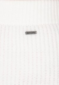 Witte geribbelde trui met een zachte textuur en een zichtbaar zilveren metalen label met de naam "DREIMASTER" dat in de stof is genaaid.