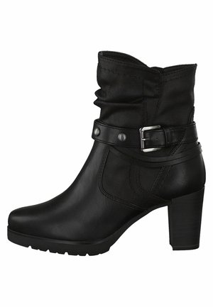 Schwarzer Leder-Stiefelette mit einem lässig fallenden Schaft, dekorativem Schnallenriemen und grobem Absatz. Verfügt über eine strukturierte Oberfläche und eine Gummisohle.