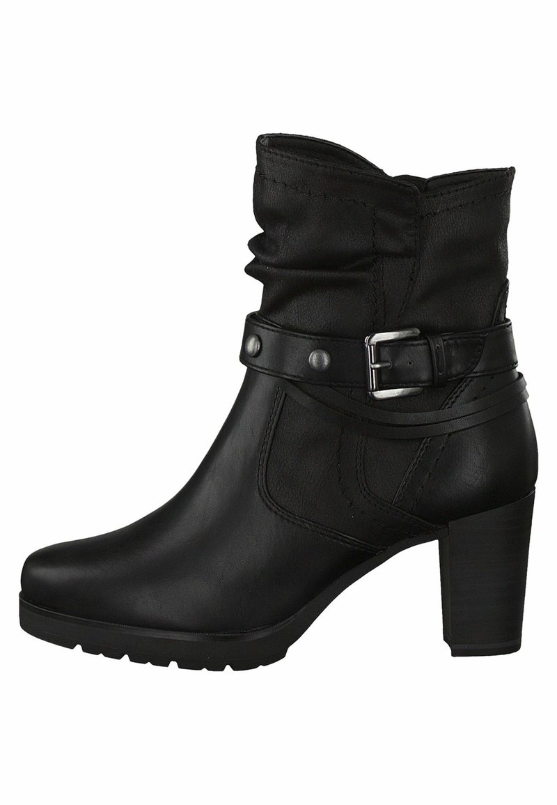 Botte cheville en cuir noir avec un haut décontracté, une bride décorative à boucle et un talon épais. Présente une finition texturée et une semelle en caoutchouc.