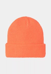 Gorro de punto naranja con una textura acanalada, que presenta un puño doblado y una parte superior redondeada. Ligero, hecho de una tela suave.