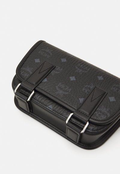 MCM AREN MESSENGER UNISEX - Keresztpántos táska - black