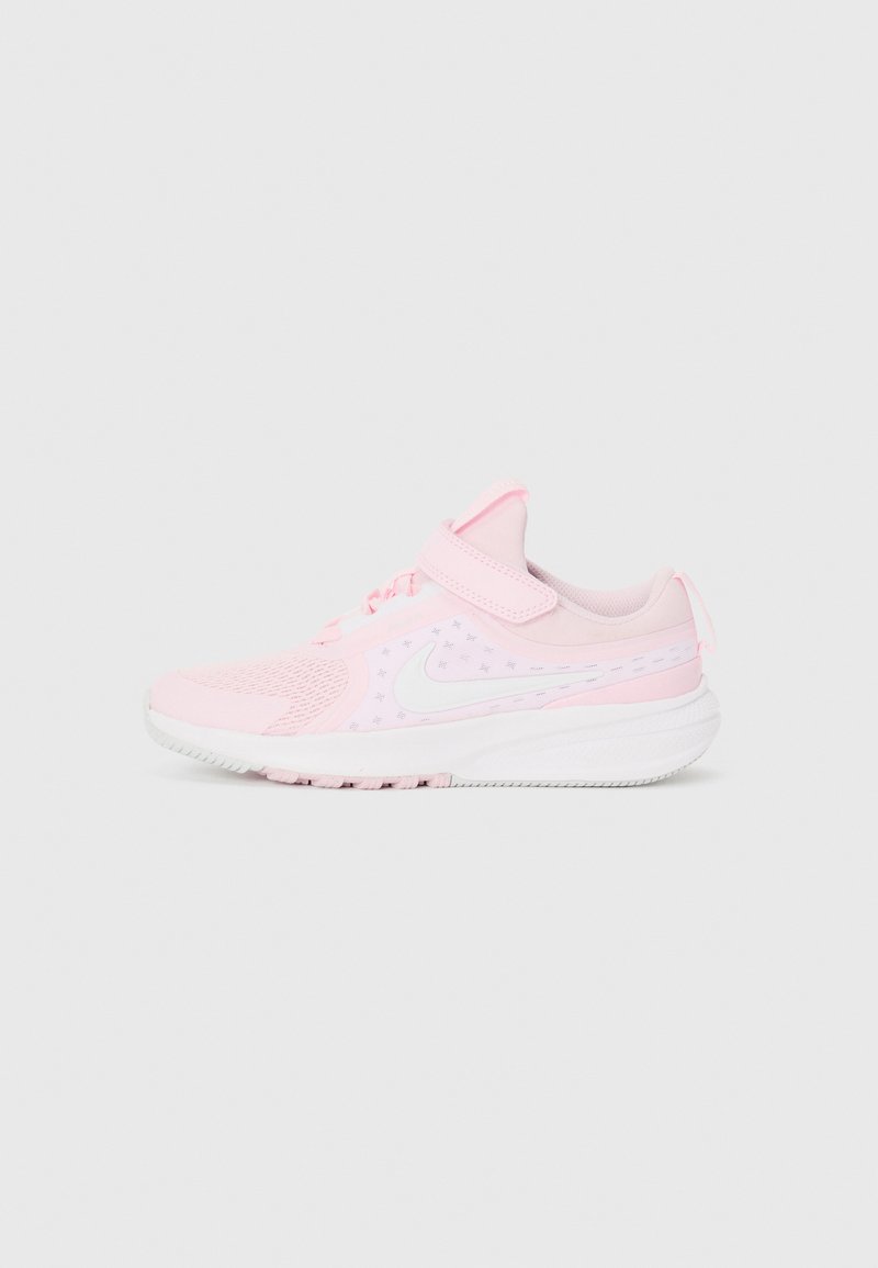 Bottines de sport roses avec dessus en maille, accents texturés et semelle extérieure blanche. Dotées d'une sangle Velcro et du logo Nike en blanc.