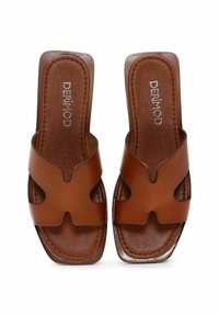 Bruna lädersandaler med remmar i skärning av 'X', fyrkantig tåform och strukturerad innersula. Inkluderar präglad logotyp på fotbädden.