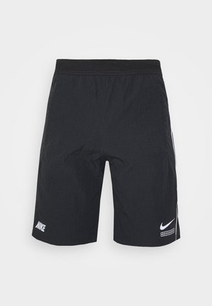 Pantalones cortos deportivos negros de Nike con cinturilla elástica, logo blanco de Nike en la pierna izquierda y un diseño de rejilla con el swoosh blanco en la pierna derecha.