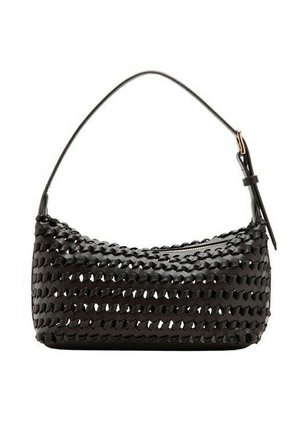 Bolso de hombro de cuero negro tejido con una sola correa ajustable y cierre de cremallera.