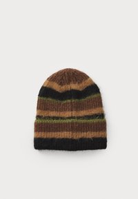 Bonnet en tricot avec des rayures horizontales marron, noir et vert. Texture douce avec un ajustement serré, conception en haut arrondi.
