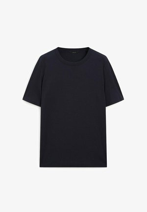 Granatowa, krótkiego rękawa koszulka wykonana z miękkiej bawełny. Posiada okrągły dekolt oraz klasyczny, luźny krój bez wzorów czy ozdób.