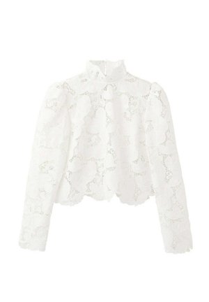 Blusa blanca de encaje con mangas largas, cuello alto, estampado floral, bajo con borde ondulado y hombros abullonados.