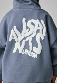 Felpa grigia con un collo alto. Presenta grande testo bianco in rilievo con la scritta "ALLSAINTS LONDON" in un font originale sulla schiena.