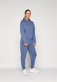 ONLY Play ONPLOUNGE LIFE REG NOOS - Joggebukse - vintage indigo