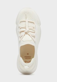 Zapatilla de malla blanca con cordones elásticos y plantilla acolchada. Punta redondeada y parte superior texturizada. Marca visible en la lengüeta. Talla 38.