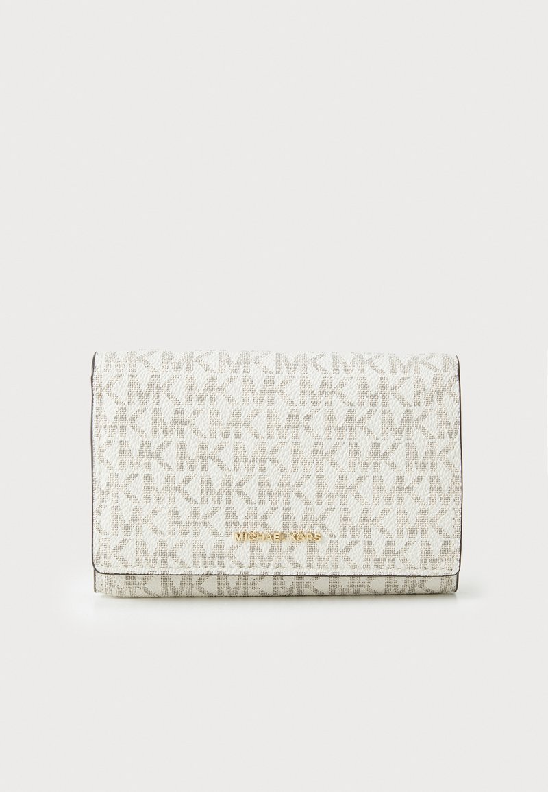 Portafoglio bianco con stampa ripetuta del logo "MK", hardware dorato, texture liscia e design con pattina rettangolare. I bordi sono ben cuciti.