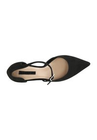 Zapato de ante negro con punta afilada, diseño con recortes y correa en el tobillo con hebilla plateada. Forro interior beige, silueta elegante.