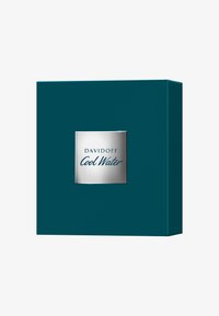 Türaquamarine rechteckige Box mit einem metallisch-silbernen Etikett; trägt den eingprägten Schriftzug "DAVIDOFF Cool Water" in blauer Schrift. Glatte Textur, minimalistisches Design.