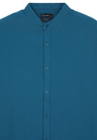 Camicia button-up color teal con colletto alla coreana, realizzata in tessuto leggero, con una patta frontale e bottoni disposti uniformemente.