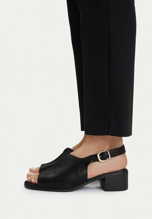 Lasocki, LASOCKI WOMEN'S SANDALS BLACK - Páskové sandály - black