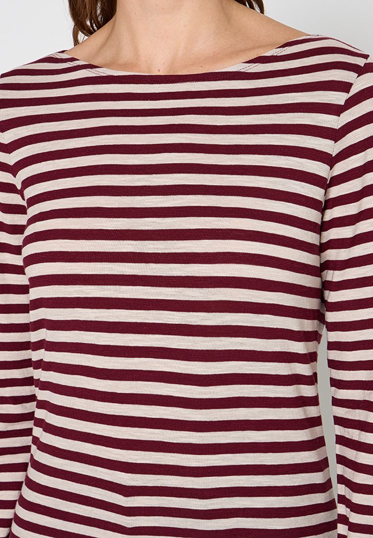 Bordeaux-rot und creme gestreiftes Langarm-Oberteil mit einem Bootsausschnitt und weichem, leichtem Stoff. Die Streifen sind gleichmäßig verteilt.