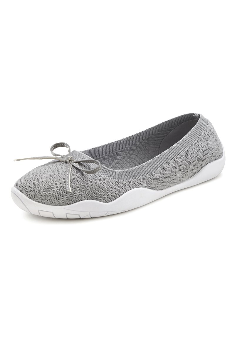 Ballet flat grigio lavorato a maglia con un motivo testurizzato, punta arrotondata e un piccolo dettaglio a fiocco. Suola in gomma bianca con design flessibile.