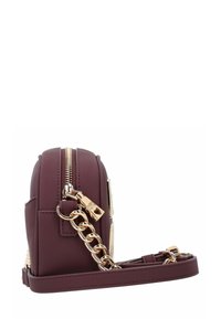 Borsa a tracolla compatta di colore bordeaux, realizzata in materiale texturizzato, con una tracolla in catena dorata, chiusura con zip e dettagli in metallo dorato.