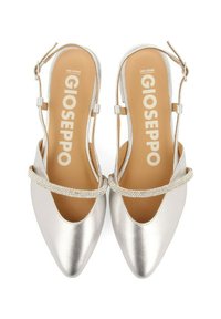 Zapatos slingback metálicos plateados con punta afilada, que presentan una cinta decorativa con strass y una textura suave y lisa.