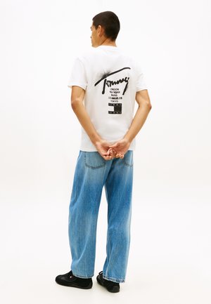 Tommy Jeans SIGNATURE BACK LOGO JERSEY T-SHIRT - Nyomott mintás póló - ecru