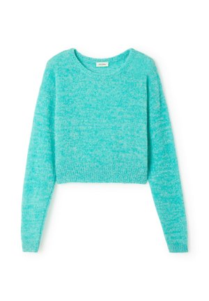 Svetlomodrý pletený crop sveter s dlhými rukávmi, okrúhlym výstrihom a jemnou chlpatou textúrou, položený na bielom pozadí.