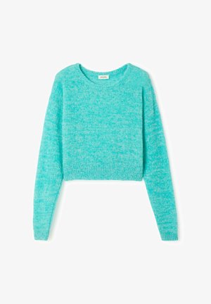 Pull court en tricot bleu clair à manches longues avec un col rond et une texture douce et duveteuse, posé à plat sur un fond blanc.