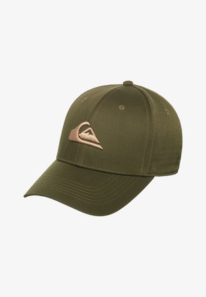 Oliven grøn baseballkasket lavet af robust stof, med et broderet brunt logo af et bjerg og en bølge på forsiden. Seks-panel design.