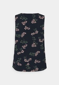 Ärmlös topp i marinblått tyg med ett blommönster med rosa blommor och gröna blad. Slät textur och avslappnad passform.