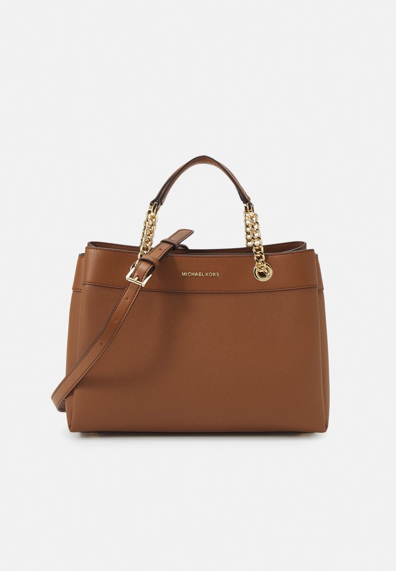 Sac à main en cuir marron avec anses en chaîne dorée et bandoulière ajustable, avec un logo Michael Kors sur le devant.