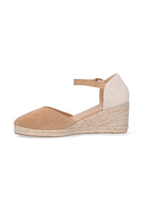 Espadrille de ante beige con punta redonda, correa en el tobillo y un tacón de yute trenzado. Acento de tela a cuadros texturizada en la parte posterior.