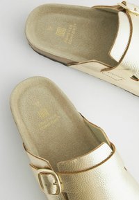 Next FOREVER COMFORT REGULAR FIT - Pantofle - gold