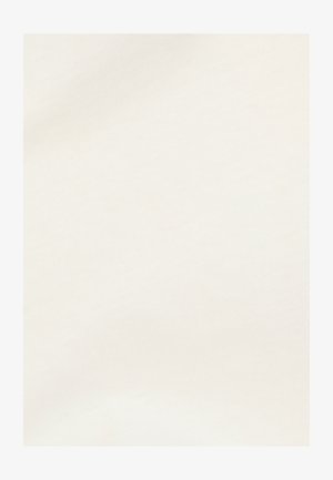 Texture de tissu beige uni avec un motif de tissage diagonal subtil, surface douce et lisse.