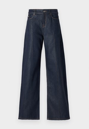 Pantalones de mezclilla de pierna ancha en azul oscuro con una textura suave, que cuentan con cinco bolsillos, un botón y costuras en contraste a lo largo de las costuras.