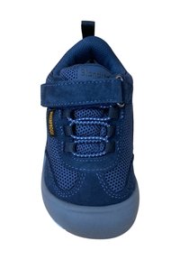 Zapatilla infantil impermeable de color azul marino con correa de velcro, cordones elásticos, tela de malla y ante, y suela de goma gris vista desde el frente.