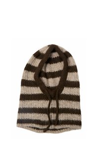 Strikket huva med skiftende beige og brune striber, der har en rund form og en snor ved halsen til justering.