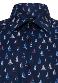 Marineblauwe shirt met een zeilbootpatroon in rood, wit en blauw. Knop-down kraag en zwarte knopen aan de voorkant. Gladde katoenen stof.