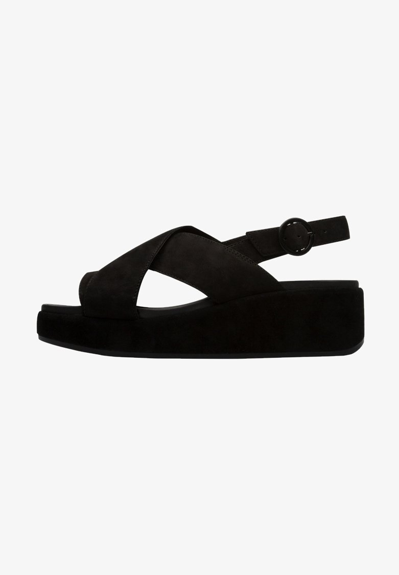 Sandales compensées en daim noir avec design à brides croisées, bout ouvert, bride de cheville réglable avec boucle ronde, et semelle plateforme épaisse.