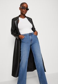 Pieces PCPEGGY WIDE PANT - Sirgete säärtega teksad - medium blue denim