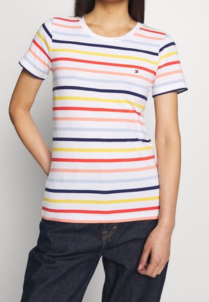 Koszulka z krótkim rękawem i okrągłym dekoltem, z poziomymi paskami w kolorach różowym, żółtym, granatowym i jasnoniebieskim na białym tle. Wykonana z miękkiej bawełny.