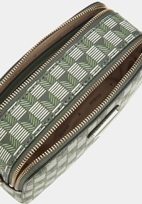 Borsa con zip verde a motivo, con un design intrecciato, dotata di una zip dorata e foderatura interna marrone. I bordi hanno finiture nere.